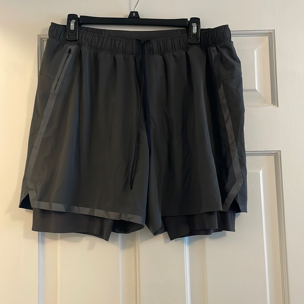 Mens Lululemon training shorts with spandex size XL